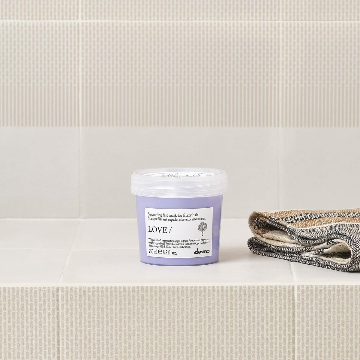 Davines LOVE/Smoothing Instant Mask, Taming Anti-Frizz Fast-Acting Action for Wavy, Unruly, Coarse Hair - Smooths Flyaways & Reduces Volume in 30 Seconds with Apple Pulp